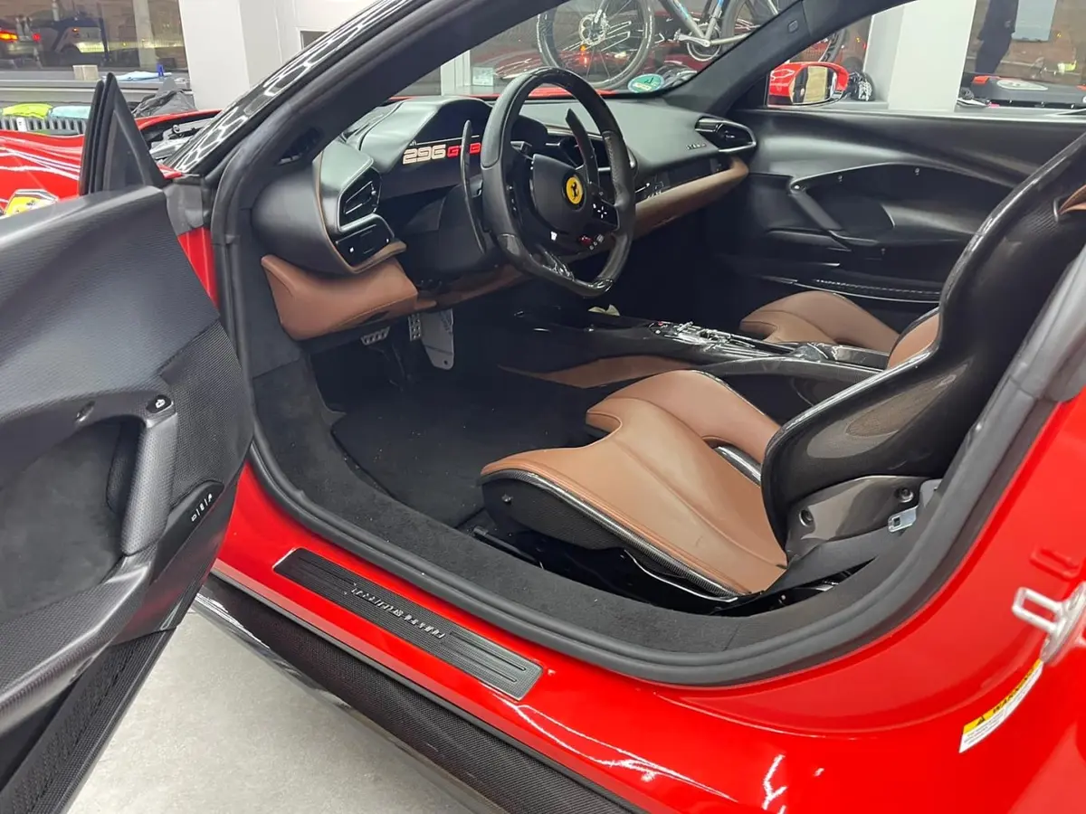 Ferrari 296 GTB 2023, vue avant — Milan Super Car Rental, Milan. Ferrari 296 GTB à Milan La Ferrari 296 GTB 2023 fait partie des sportives proposées à la…