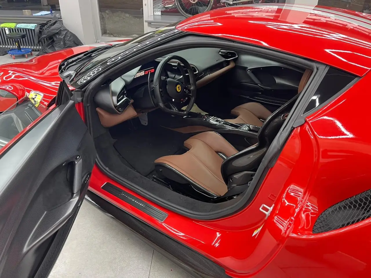 Ferrari 296 GTB 2023, vue arrière — Milan Super Car Rental, Milan. Ferrari 296 GTB à Milan La Ferrari 296 GTB 2023 fait partie des sportives proposées à la…