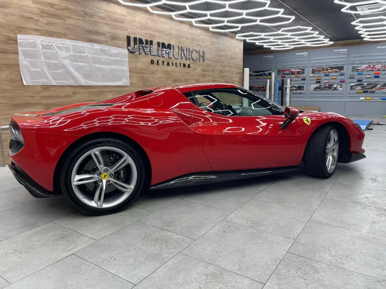 Ferrari 296 GTB 2023, intérieur — Milan Super Car Rental, Milan. Ferrari 296 GTB à Milan La Ferrari 296 GTB 2023 fait partie des sportives proposées à la…