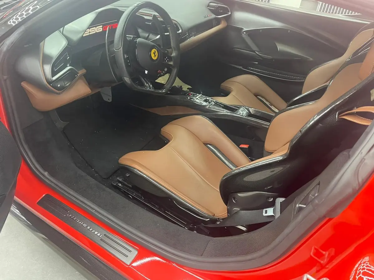 Ferrari 296 GTB 2023, tableau de bord — Milan Super Car Rental, Milan. Ferrari 296 GTB à Milan La Ferrari 296 GTB 2023 fait partie des sportives proposées à la…