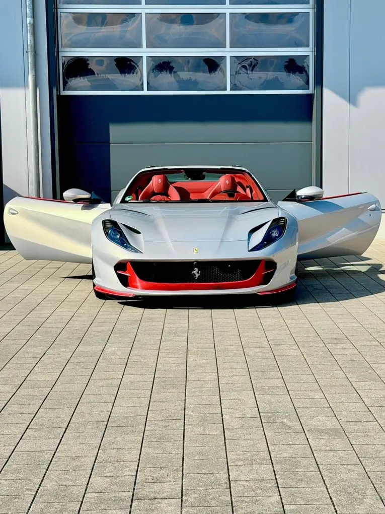 Ferrari 812 GTS 2024, exterior — Milan Super Car Rental, Milán. Ferrari 812 GTS en Milán El Ferrari 812 GTS 2024 está disponible para alquiler en Milán…