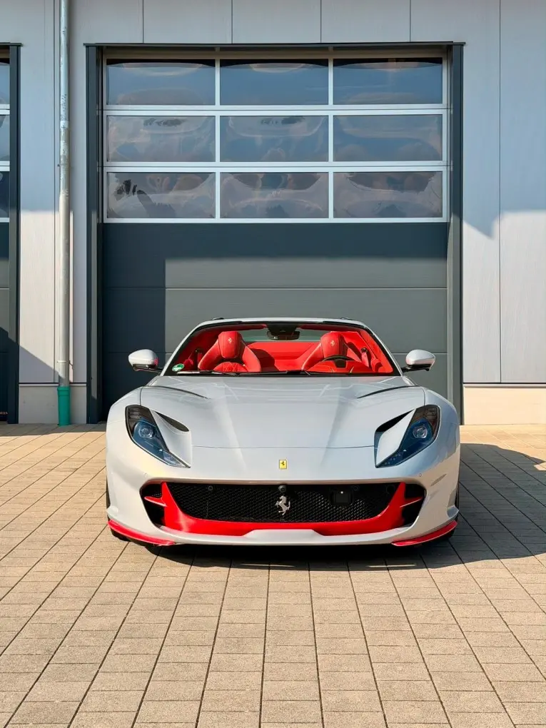 Ferrari 812 GTS 2024, vista frontal — Milan Super Car Rental, Milán. Ferrari 812 GTS en Milán El Ferrari 812 GTS 2024 está disponible para alquiler en Milán…