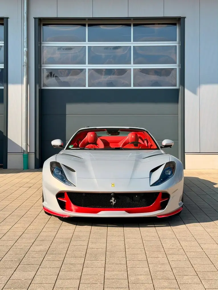 Ferrari 812 GTS 2024, vista frontal — Milan Super Car Rental, Milán. Ferrari 812 GTS en Milán El Ferrari 812 GTS 2024 está disponible para alquiler en Milán…
