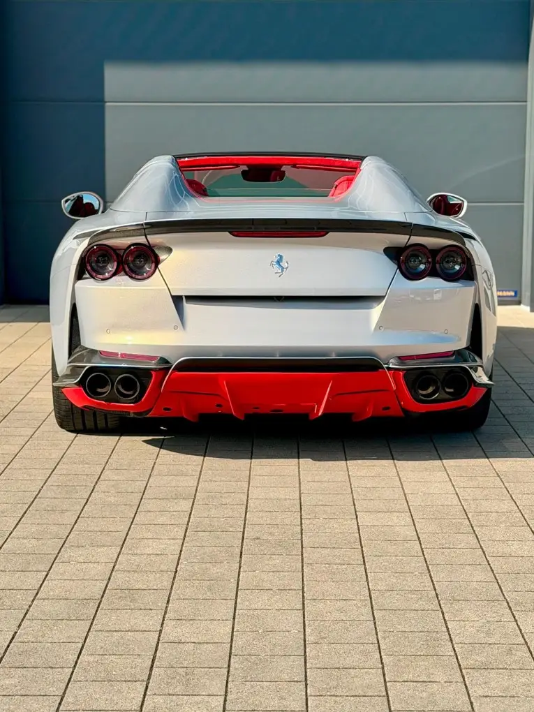 Ferrari 812 GTS 2024, vista trasera — Milan Super Car Rental, Milán. Ferrari 812 GTS en Milán El Ferrari 812 GTS 2024 está disponible para alquiler en Milán…