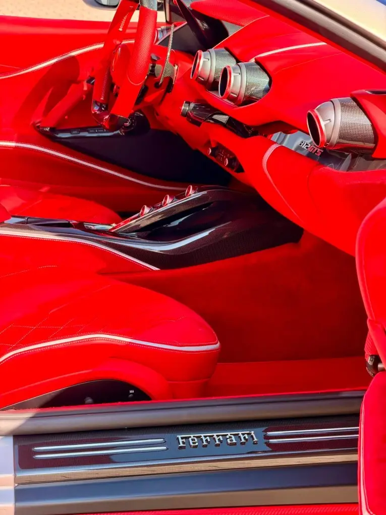 Ferrari 812 GTS 2024, interior — Milan Super Car Rental, Milán. Ferrari 812 GTS en Milán El Ferrari 812 GTS 2024 está disponible para alquiler en Milán…