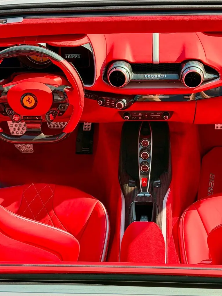 Ferrari 812 GTS 2024, salpicadero — Milan Super Car Rental, Milán. Ferrari 812 GTS en Milán El Ferrari 812 GTS 2024 está disponible para alquiler en Milán…