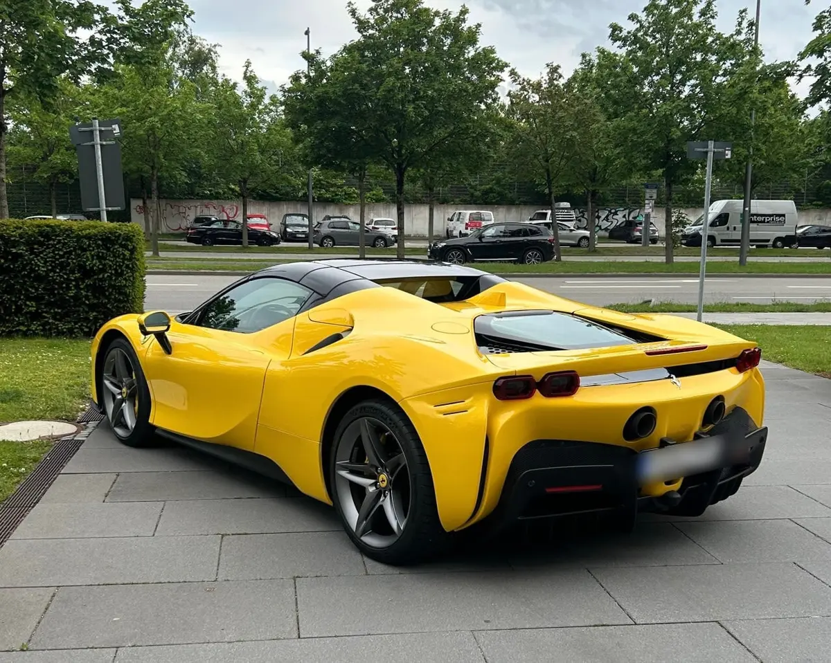 Ferrari SF90 Spider 2024, vue avant — Milan Super Car Rental, Milan. Ferrari SF90 Spider à Milan La Ferrari SF90 Spider 2024 fait partie des véhicules…