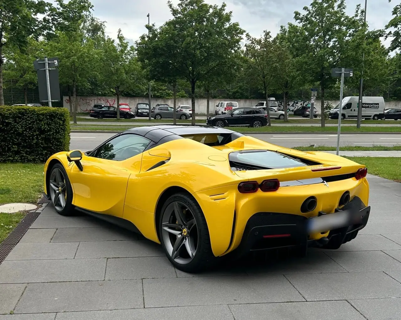 Ferrari SF90 Spider 2024, vue avant — Milan Super Car Rental, Milan. Ferrari SF90 Spider à Milan La Ferrari SF90 Spider 2024 fait partie des véhicules…