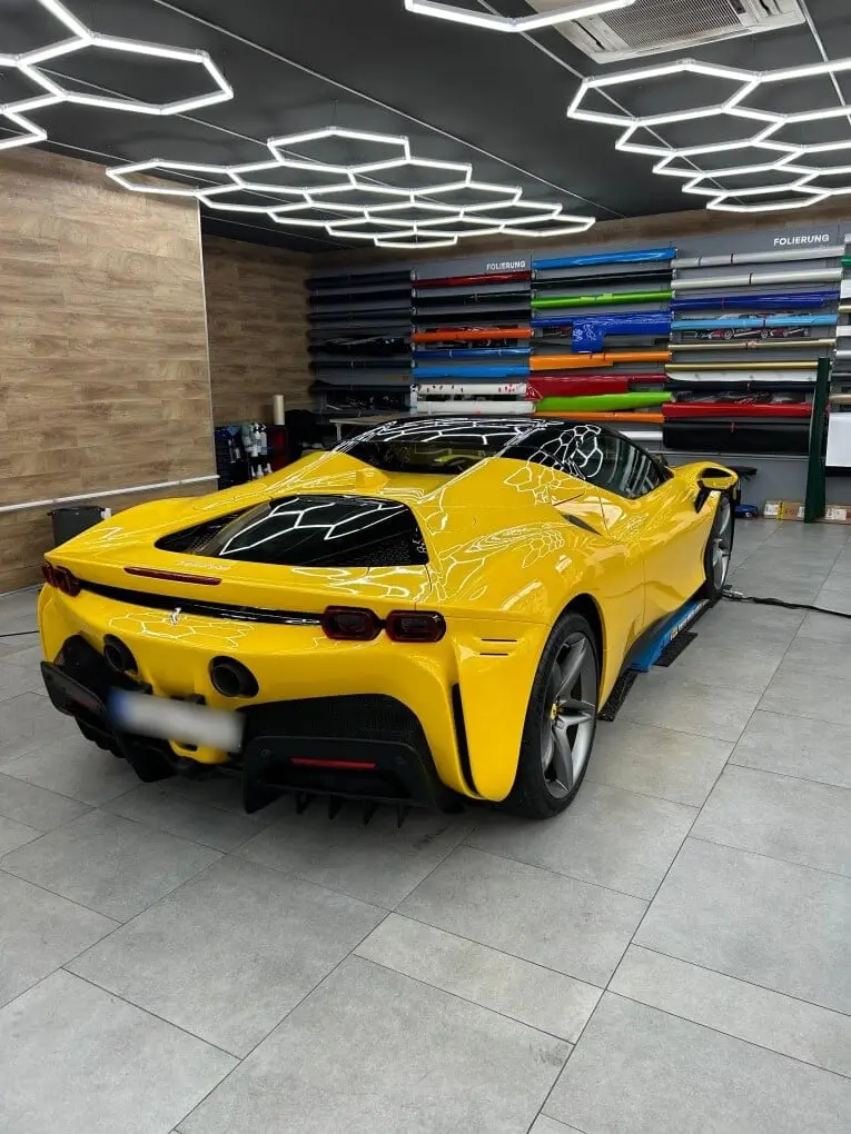 Ferrari SF90 Spider 2024, vue arrière — Milan Super Car Rental, Milan. Ferrari SF90 Spider à Milan La Ferrari SF90 Spider 2024 fait partie des véhicules…