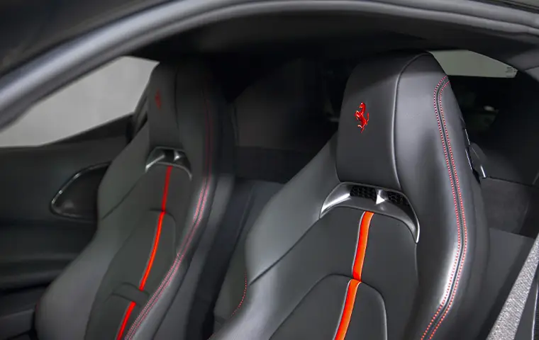 Ferrari SF90 Stradale 2025, vista posteriore — Milan Super Car Rental, Milano. Ferrari SF90 Stradale a Milano Il Ferrari SF90 Stradale 2025 è proposto a noleggio a…