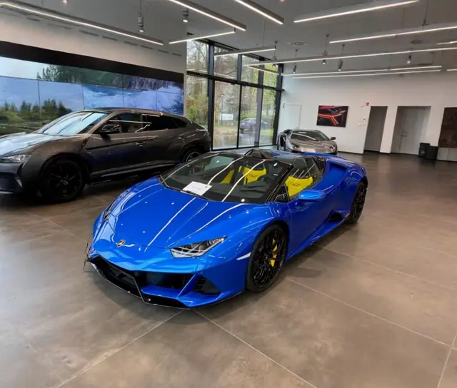 Lamborghini Huracan Evo Spyder 2022 — Milan Super Car Rental, Milano