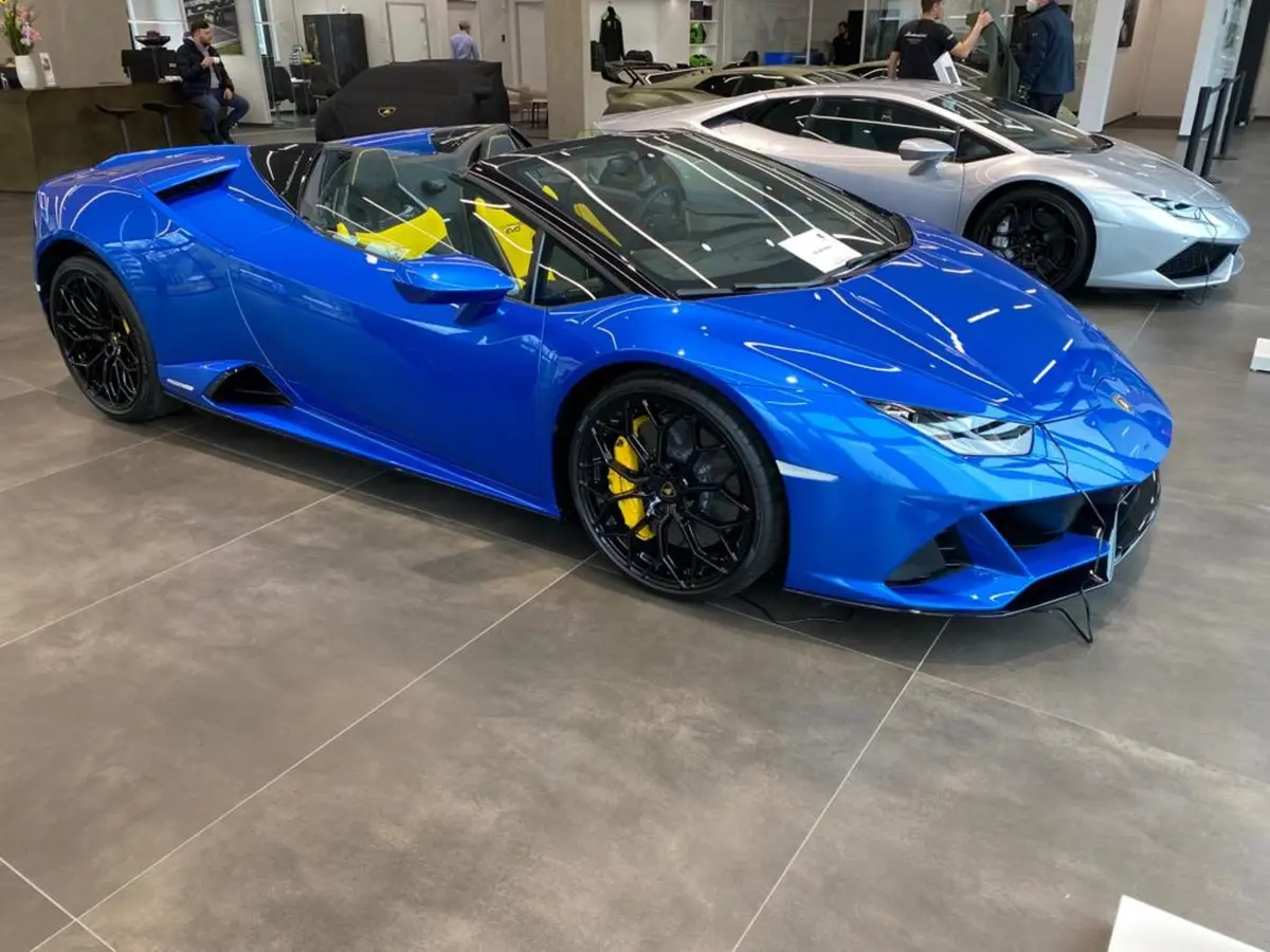 Lamborghini Huracan Evo Spyder 2022, vista frontal — Milan Super Car Rental, Milán. Lamborghini Huracan Evo Spyder en Milán El Lamborghini Huracan Evo Spyder 2022 se ofrece…