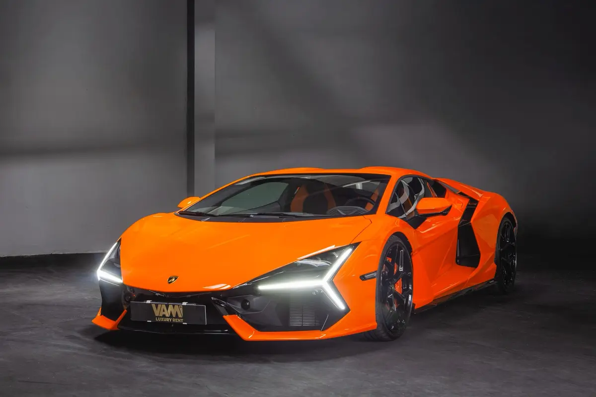 Lamborghini Revuelto 2026, vue avant — Milan Super Car Rental, Milan. Lamborghini Revuelto à Milan La Lamborghini Revuelto 2026 figure parmi les modèles…