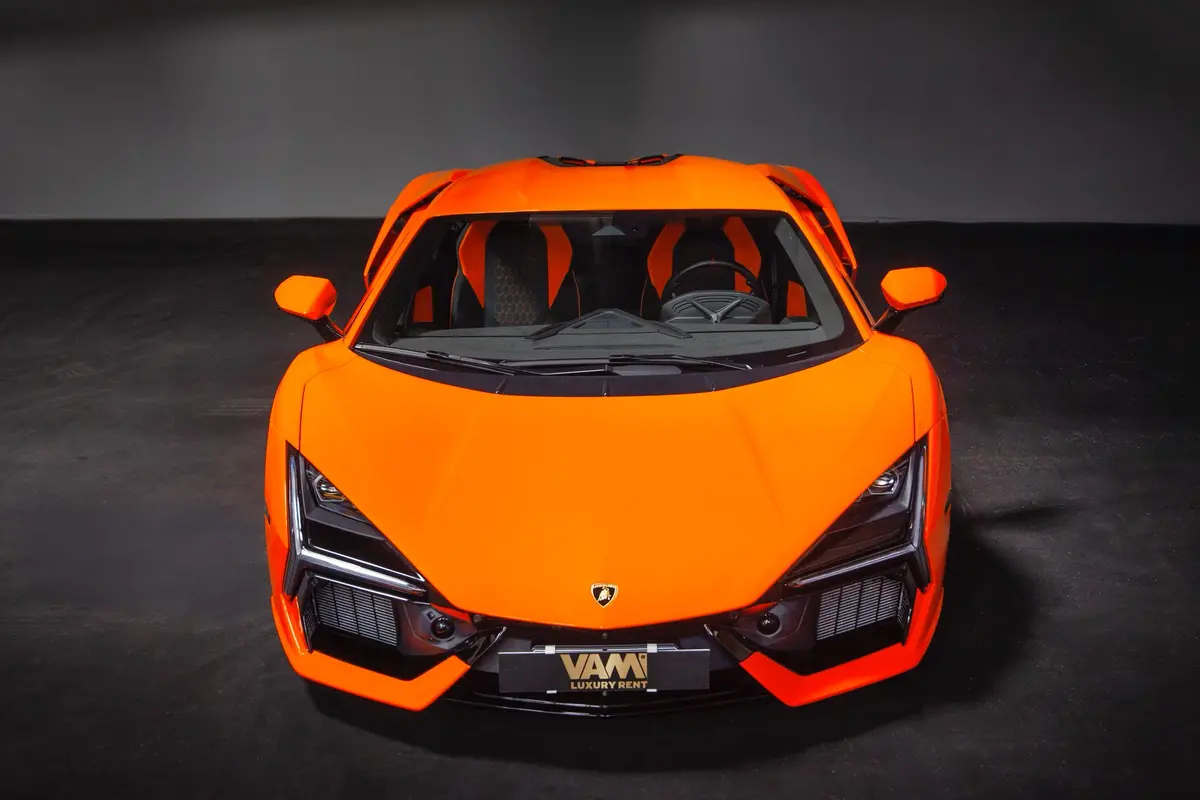 Lamborghini Revuelto 2026, vue arrière — Milan Super Car Rental, Milan. Lamborghini Revuelto à Milan La Lamborghini Revuelto 2026 figure parmi les modèles…