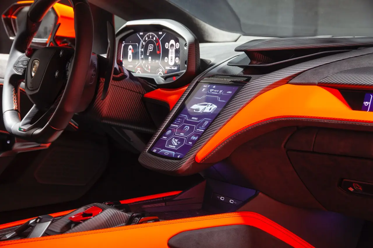 Lamborghini Revuelto 2026, tableau de bord — Milan Super Car Rental, Milan. Lamborghini Revuelto à Milan La Lamborghini Revuelto 2026 figure parmi les modèles…