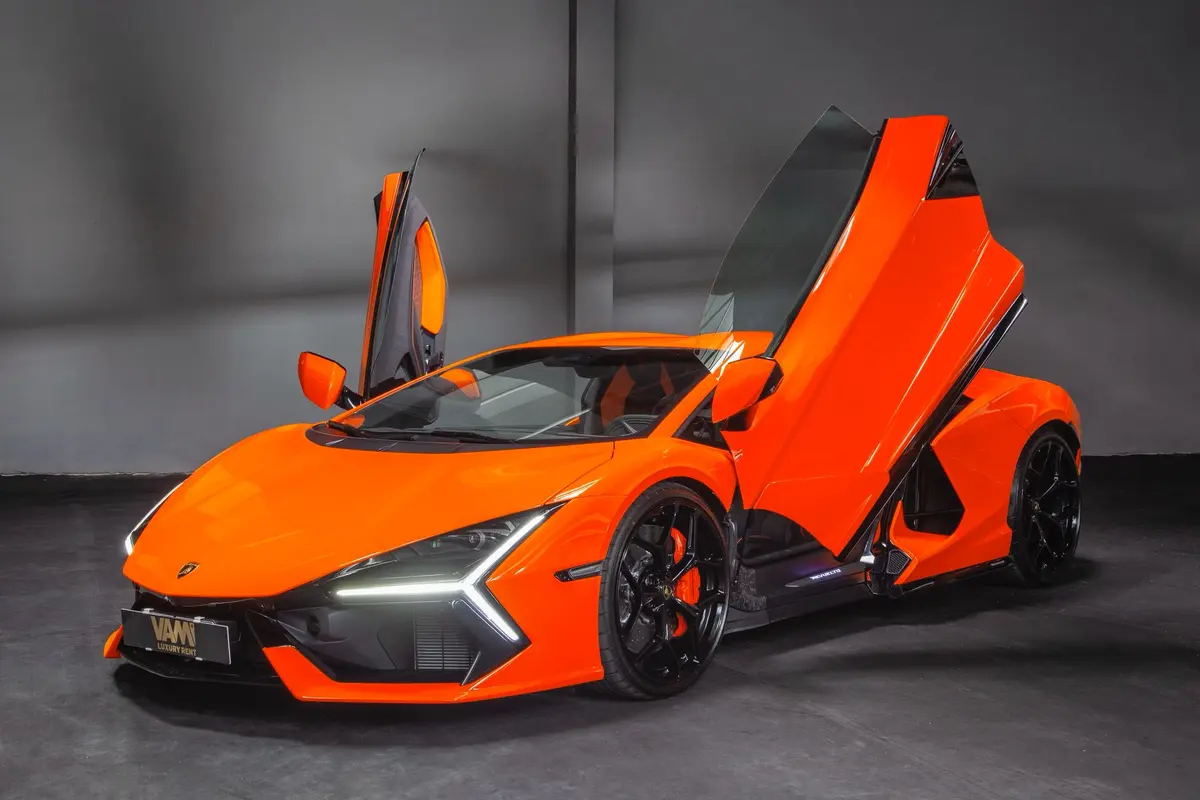 Lamborghini Revuelto 2026, profil latéral — Milan Super Car Rental, Milan. Lamborghini Revuelto à Milan La Lamborghini Revuelto 2026 figure parmi les modèles…