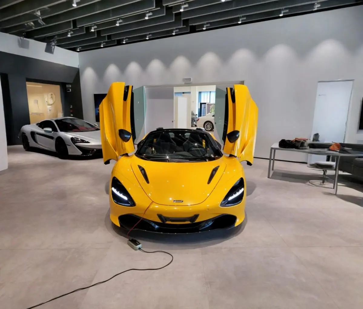 McLaren 720S Spider 2022, exterior — Milan Super Car Rental, Milán. McLaren 720S Spider en Milán El McLaren 720S Spider 2022 está disponible para alquiler en…