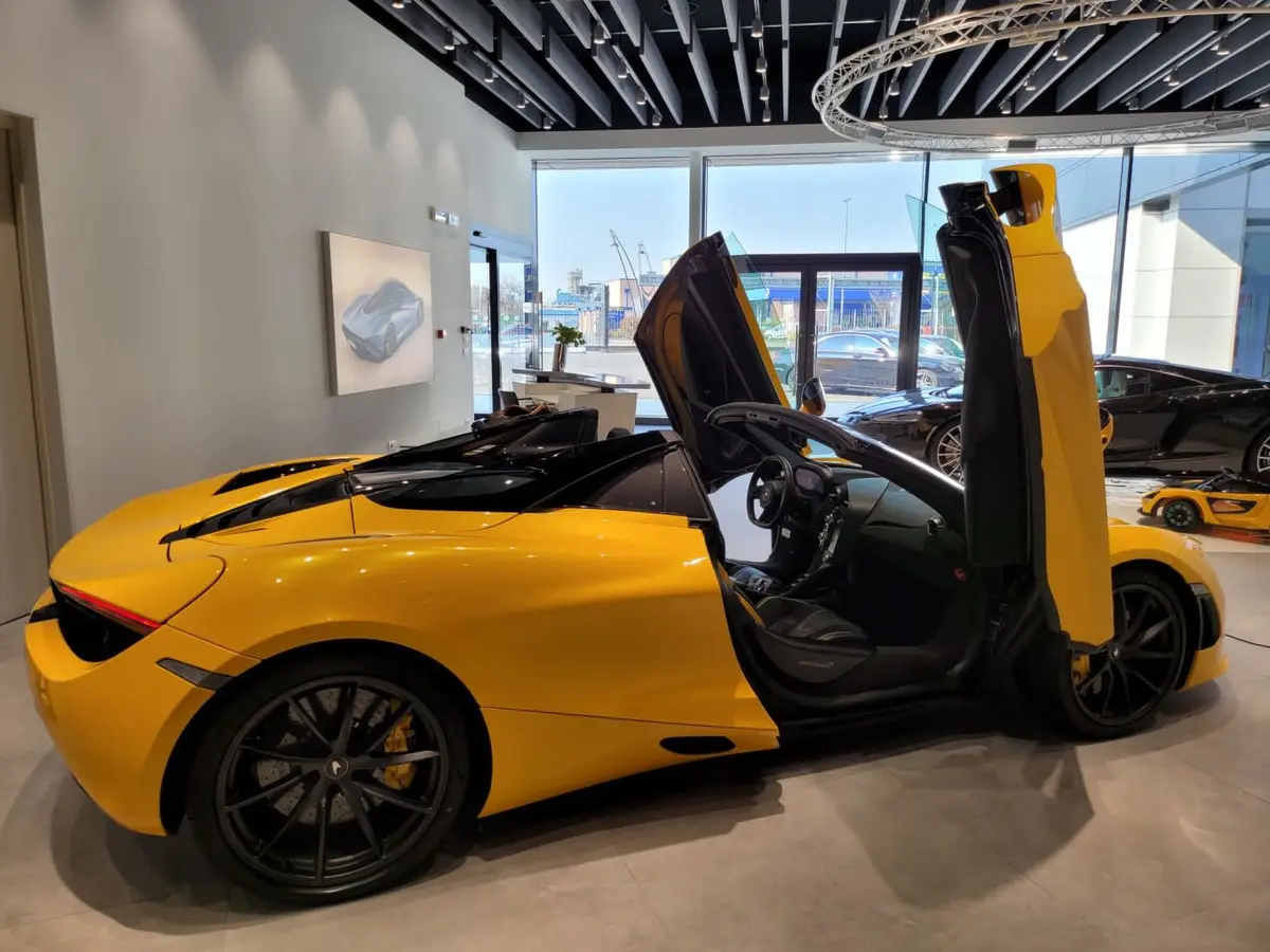 McLaren 720S Spider 2022, vista frontal — Milan Super Car Rental, Milán. McLaren 720S Spider en Milán El McLaren 720S Spider 2022 está disponible para alquiler en…