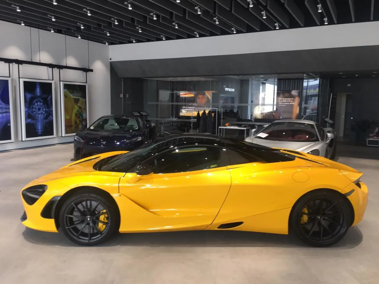 McLaren 720S Spider 2022, vista trasera — Milan Super Car Rental, Milán. McLaren 720S Spider en Milán El McLaren 720S Spider 2022 está disponible para alquiler en…