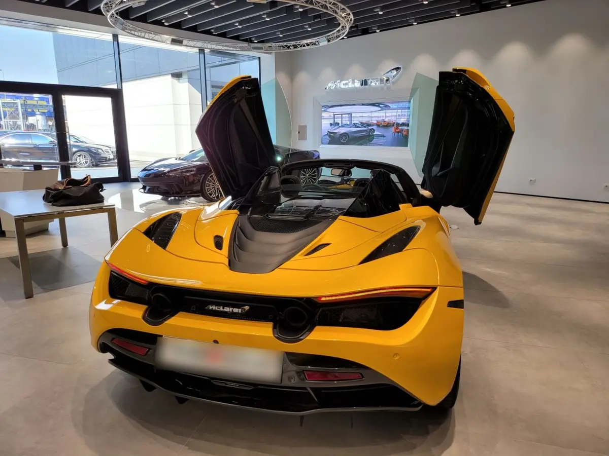 McLaren 720S Spider 2022, interior — Milan Super Car Rental, Milán. McLaren 720S Spider en Milán El McLaren 720S Spider 2022 está disponible para alquiler en…