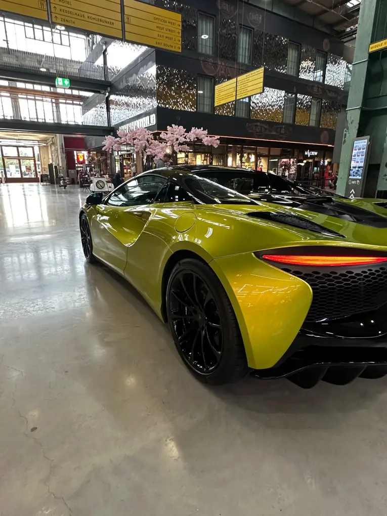McLaren Artura Spider 2024, extérieur — Milan Super Car Rental, Milan. McLaren Artura Spider à Milan Le McLaren Artura Spider 2024 fait partie des cabriolets…