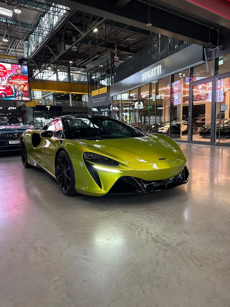 McLaren Artura Spider 2024, vue avant — Milan Super Car Rental, Milan. McLaren Artura Spider à Milan Le McLaren Artura Spider 2024 fait partie des cabriolets…