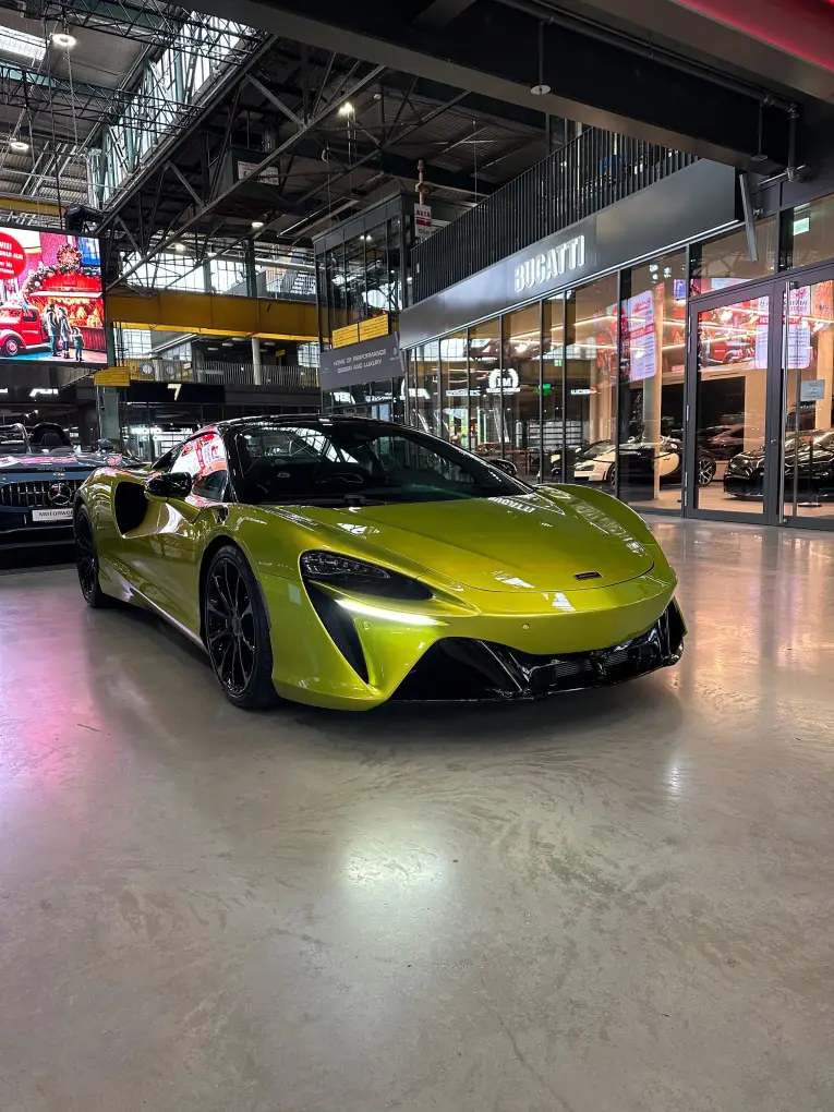 McLaren Artura Spider 2024, vue avant — Milan Super Car Rental, Milan. McLaren Artura Spider à Milan Le McLaren Artura Spider 2024 fait partie des cabriolets…