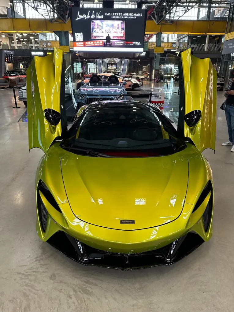 McLaren Artura Spider 2024, vue arrière — Milan Super Car Rental, Milan. McLaren Artura Spider à Milan Le McLaren Artura Spider 2024 fait partie des cabriolets…