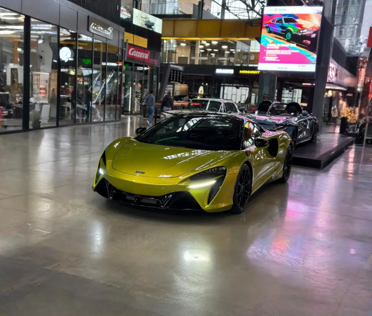 McLaren Artura Spider 2024, intérieur — Milan Super Car Rental, Milan. McLaren Artura Spider à Milan Le McLaren Artura Spider 2024 fait partie des cabriolets…