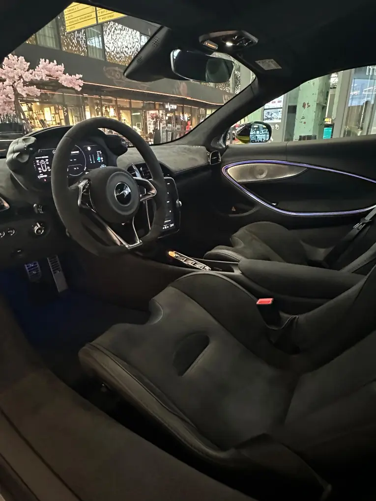 McLaren Artura Spider 2024, tableau de bord — Milan Super Car Rental, Milan. McLaren Artura Spider à Milan Le McLaren Artura Spider 2024 fait partie des cabriolets…